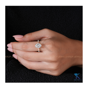 Anillo de Compromiso Delicado con Corte Ovalado y Acentos de Piedras Laterales en Forma de Marquesa en Oro Amarillo, Anillo Apilable para Mujer, Joyería Fina - Product Image 4