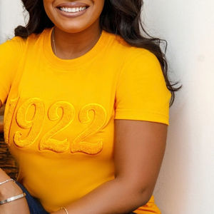 T-shirt en chenille or massif 1922, brodé, pour la sororité Sigma Gamma Rho, avec l'année de fondation grecque 1922, T-shirt universitaire premium - Product Image 5