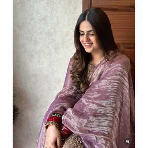 Conjunto de Top y Dupatta de Fiesta para Mujer con Bordado de Lentejuelas y Diseño Elegante - Product Image 5