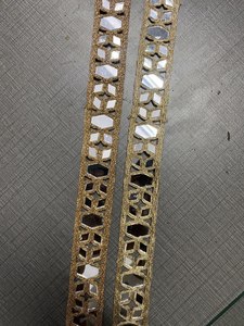 Encaje Metálico Geométrico de Lujo con Adorno de Espejo Shisha y Bordado Zari Hecho a Mano, 1 a 1 7/8 Pulgadas de Ancho para Vestido Sexy - Product Image 2