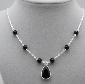 Collar de Ónix Negro Hecho a Mano, Collar de Piedras Preciosas de Pera Redonda de 8 mm, Joyería de Plata Chapada en Oro de 16 Pulgadas para Bodas y Fiestas - Product Image 1