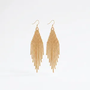 Boucles d'oreilles pendantes longues multicolores faites à la main en perles de verre plaqué or avec pompons et perles de rocaille - Élégantes, style bohème, pour mariage et plage - Product Image 4