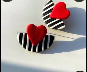 Boucles d'oreilles en forme de cœur rouge pour femmes, bijoux géométriques en acrylique rayé noir et blanc - Product Image 1