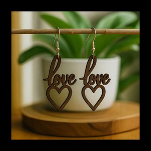 Boucles d'oreilles pendantes en bois avec motif cœur et drapeau américain, couleur marron foncé, pour femmes - Product Image 2