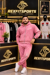 Ensemble survêtement streetwear personnalisé pour homme, rose, avec sweat à capuche zippé et pantalon de jogging assorti, imprimé graphique et clouté, OEM ODM - Product Image 2