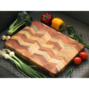 Superbe planche à découper en bois massif à grain apparent, avec un motif chevron multi-tons complexe et durable, idéale pour couper les légumes. - Product Image 1