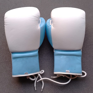 Guantes de boxeo de cuero genuino con logotipo personalizado, profesionales, azul cielo y blanco, de dos tonos, con cordones. - Product Image 5