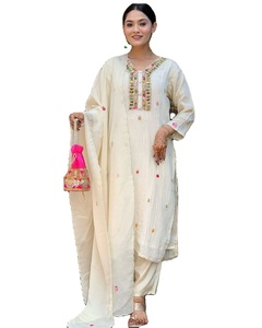 Presentamos un exclusivo set Kurti especial festivo diseñado con telas premium como el rayón suave de seda de muselina pura - Product Image 1
