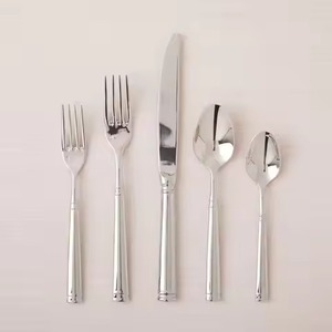 Ensemble de couverts contemporains en métal, cuillère, fourchette et couteau en acier inoxydable, ensemble de couverts élégants et durables pour la cuisine et la table - Product Image 6