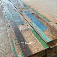 Paneles de Pared Acústicos de Teca Reciclada con Diseño Geométrico Minimalista y Superficie Natural Erosionada, Fácil Instalación, Indonesia