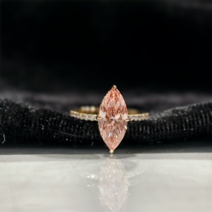 แหวนหมั้นทองคำขาว 14K สำหรับผู้หญิง รุ่นคลาสสิก ได้รับการรับรองจาก IGI เพชรสีชมพูสดใส 3 กะรัต เพชรเพาะเลี้ยงทรงมาร์คีส์ สำหรับวันครบรอบแต่งงาน - Product Image 2