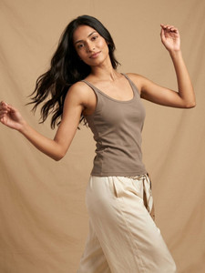 Camiseta sin mangas con cuello redondo para mujer, ajustada, informal, básica, suave, cómoda, para el día a día, a la moda, elástica y suave - Product Image 1