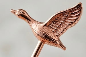 Ensemble élégant de fouets à cocktail en laiton avec canard volant, design moderne, parfait pour une collection de vaisselle unique et un cadeau - Product Image 2