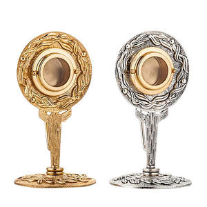 Cruz de latón de diseño con acabado dorado y iconos religiosos, decoración de mesa para interiores, adorno duradero para la sala de estar. - Product Image 5