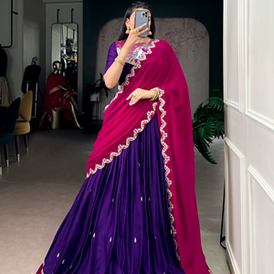 Lehenga en soie de créateur avec broderies fantaisie, style pakistanais, pour demoiselles d'honneur ou événements de mariage - Product Image 5