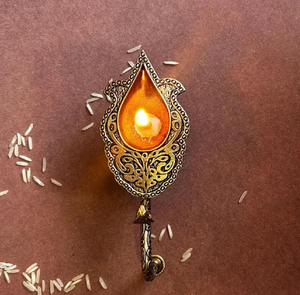 Support de lampe à huile en laiton surélevé en forme de fleur de lotus pour la décoration des temples et les cérémonies de pooja, disponible à prix de gros. - Product Image 3