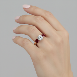 Anillo de Compromiso con Tres Piedras de Diamante Cultivado en Laboratorio Stonewels, con Rubíes Laterales, Certificado en Oro, Anillo de Novia de Lujo - Product Image 5