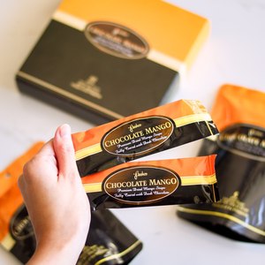 Caja de Mango en Chocolate Negro Freshco – Hecho con Mangos Filipinos (120 gramos) - Product Image 2