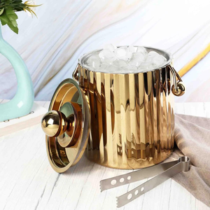 Juego de cubiteras doradas con diseño acanalado, interior metálico aislado, tapa a juego con pomo redondo y prácticas pinzas metálicas para fiestas - Product Image 4
