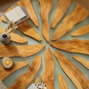 Mesa de epoxi con diseño de resina verde en forma de rayos de sol y base de pedestal de madera maciza, mesa de centro de lujo hecha a mano, decoración para el hogar. - Product Image 5