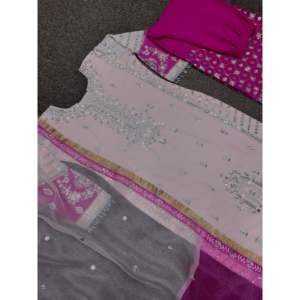 Top fantaisie avec broderie et paillettes comprenant Plazzo et Dupatta Taille 2XL - Product Image 3