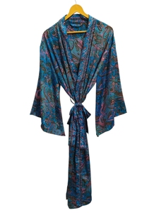 Kimono de Seda Hecho a Mano con Parches de Sari, Túnica Larga para Dormir o como Cubrebaño, Kimono de Seda Sari Reciclada Vintage Hecho a Mano en India - Product Image 2