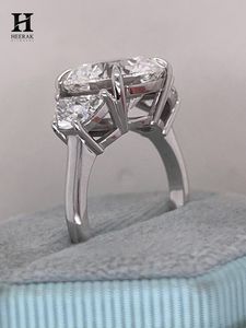 Bague de fiançailles de luxe en or blanc 14 carats avec trois diamants de laboratoire taille brillant ronds et diamants latéraux demi-lune - Product Image 6