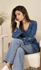Chemise pour femme en coton tissé à manches longues, col en V, imprimé floral bleu, coupe ample, décontractée, à porter en toutes saisons - Product Image 3