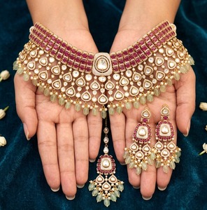 Conjunto de collar y aretes chapados en oro vintage con circonitas y diseño de borlas de perlas de imitación para mujer, joyería de boda. - Product Image 2