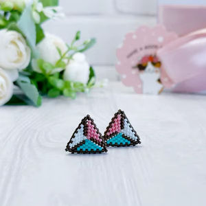 Pendientes Triangulares Pequeños con Cuentas, Chapados en Oro, con Cuentas Rosas, Azules y Blancas, Pendientes para Mujer, Coloridos, Delicados, Minimalistas, Geométricos, para Fiesta - Product Image 1