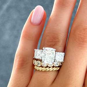 Bagues de fiançailles personnalisées à 3 pierres en diamant de laboratoire taille coussin de 5 carats, en or massif 14K 18K, serties à griffes, bijoux de mariage, vente en gros fabricant - Product Image 4