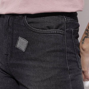 Shorts de Mezclilla para Mujer, Estilo Urbano, con Detalles Impresos con Láser, Corte Holgado, Casual y Moderno - Product Image 6