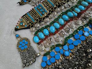 Parures de bijoux afghans traditionnels avec collier ras-du-cou en pièces d'argent vintage et boucles d'oreilles tribales assorties - Product Image 4