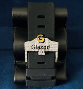 Reloj de Lujo Personalizado para Hombre con Esfera de Dos Tonos, Adornado con Diamantes Moissanite con Claridad VVS, Correa de Goma Negra - Product Image 2