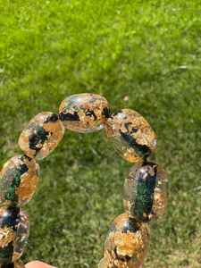 Elegante tasbih de resina verde con brillantes copos dorados, hecho a mano para un zikr suave, el mejor regalo para musulmanes. - Product Image 5