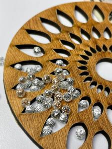 พลอยควอตซ์ใสทรงหลังเบี้ย ขัดเงาเรียบ แกะสลักด้วยมือจาก Diamora Jewels รัฐกูร์การัต สำหรับทำเครื่องประดับ - Product Image 1
