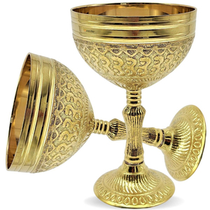 Verre à vin en métal de style minimaliste avec design en relief, finition dorée, élégant, en vente - Product Image 1