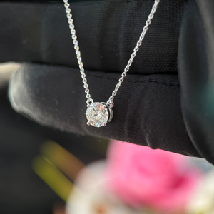 Colgante de Diamante Redondo Brillante de 1.80ct, D VVS2, Certificado IGI, Oro Blanco de 14K, Joyería Fina - Product Image 2