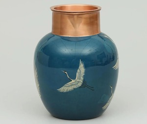 Jarra de Cobre Azul con Estampado de Grúas y Acabado Esmaltado, Perfecta para Servir en la Mesa de Forma Artística y para Decoración del Hogar, Venta al por Mayor desde India - Product Image 6