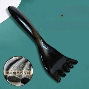 Masseur facial ovale en corne de buffle écologique ILAHI, planche Gua Sha finition polie, Uttar Pradesh, pour lifting et raclage, art populaire, usage domestique - Product Image 3
