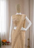 Ensemble de sari beige en dentelle longueur ras du sol avec chemisier brodé et drapé, tenue indienne traditionnelle pour mariage, fête et festival