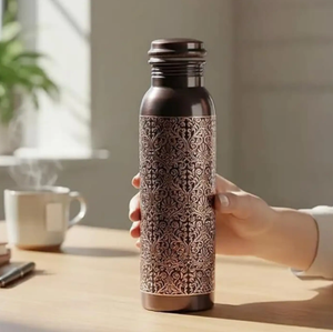 Flacon en cuivre élégant, à motif gravé, oxydé foncé, pour boissons bien-être, pour la maison, les voyages et les fêtes - Product Image 1