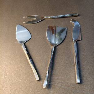 Ensemble d'outils à fromage en acier inoxydable à 4 pièces avec manche torsadé, comprenant une pelle à fromage, un couteau à pointes, une fourchette à fromage et un épandeur pointu - Product Image 4
