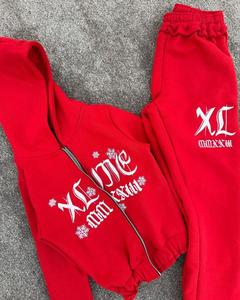 Survêtement à capuche pour femme rouge avec logo blanc imprimé, fermeture éclair intégrale et poches latérales, tenue décontractée d'hiver à prix abordable - Product Image 4