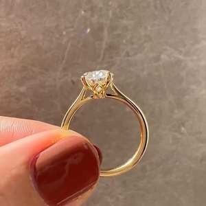 Anillo de Diamante Sintético Certificado por IGI, Corte Ovalado, 1 Quilate, Claridad VS1, Color F, Oro Amarillo de 14k, Anillo de Diamante Solitario Sencillo para Boda - Product Image 3