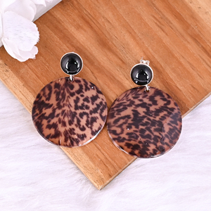 Boucles d'oreilles pendantes en résine avec onyx noir naturel et nacre |   Argent sterling 925 - Product Image 2