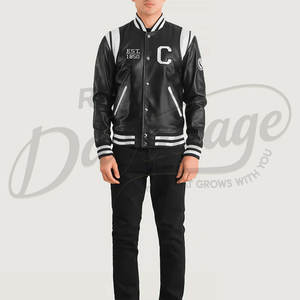 Chaqueta Varsity de Cuero Genuino Negro para Hombre con Paneles Blancos en los Hombros, Parche Personalizado con la Letra "C" y Puños Acanalados a Rayas - Product Image 4