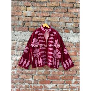 Manteau en velours rouge fait main, surchemise brodée Suzani, veste brodée ouzbèke avec deux poches latérales et doublure intérieure en coton - Product Image 5