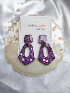 Boucles d'oreilles en résine en forme de cœur avec paillettes faites à la main, motif galaxie violette, bijoux tendance, cadeau pour la Saint-Valentin - Product Image 3