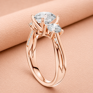 Bague de fiançailles de luxe en or rose massif 14 carats avec trois diamants ovales, halo caché et accents de diamants VVS1-VVS2 de clarté IGI - Product Image 3